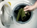 Maglione di viscosa ristretta, rimedi per recuperarlo. Mano che estrae il capo dalla lavatrice.