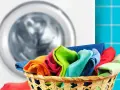 Cesto di panni colorati pronto per il programma outdoor lavatrice.