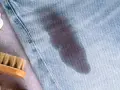Macchia scura su jeans chiari, con bicarbonato e spazzola. Scopri come togliere il grasso dai jeans con rimedi naturali.