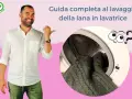 Uomo sorridente indica una lavatrice con dentro un maglione di lana fredda. Guida al lavaggio in lavatrice.