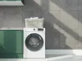 Lavatrice con cestello di biancheria in lino, pronta per la centrifuga.