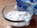 Bicarbonato in una ciotola di vetro, pronto per essere usato sui capi colorati per un bucato più brillante e fresco.