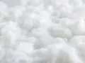 Flocchi bianchi e soffici, simili a nuvole, che evocano la morbidezza del cotone. Meglio cotone o microfibra?
