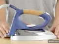 Stirare diventa un piacere con la stirella De Longhi Dual, dal design ergonomico e manico in sughero.