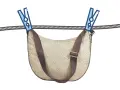 Borsa in tessuto beige con tracolla marrone appesa ad asciugare con mollette. Guida su come pulire una borsa in tessuto.