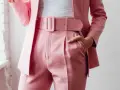 Dettaglio di un completo rosa cipria con giacca elegante e pantaloni a vita alta. La cura per lavare giacca elegante in lavatrice è fondamentale per mantenerla impeccabile.