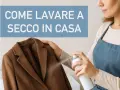 Donna spruzza un blazer marrone con uno spray per il lavaggio a secco in casa.