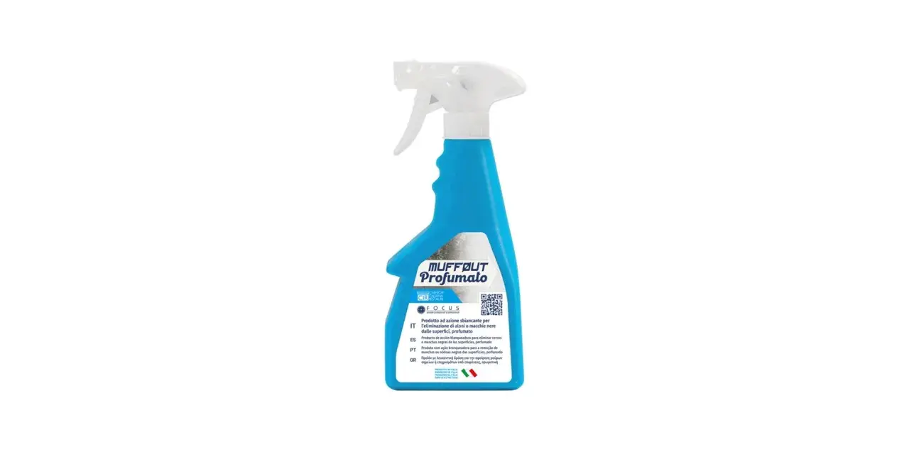 Flacone spray azzurro per rimuovere aloni e macchie nere dalle superfici. Ideale per dire addio ai pelucchi dal nero.