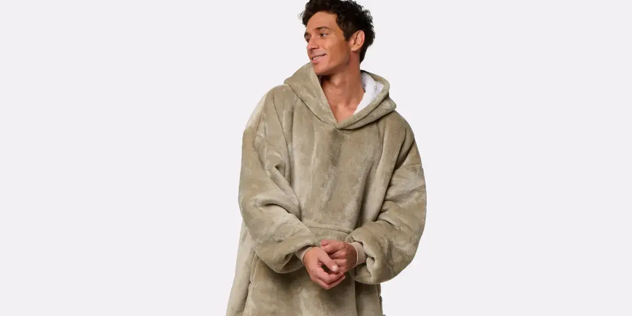 Uomo sorridente indossa felpa oversize color sabbia. Per il lavaggio cotone 40 gradi durata ottimale.