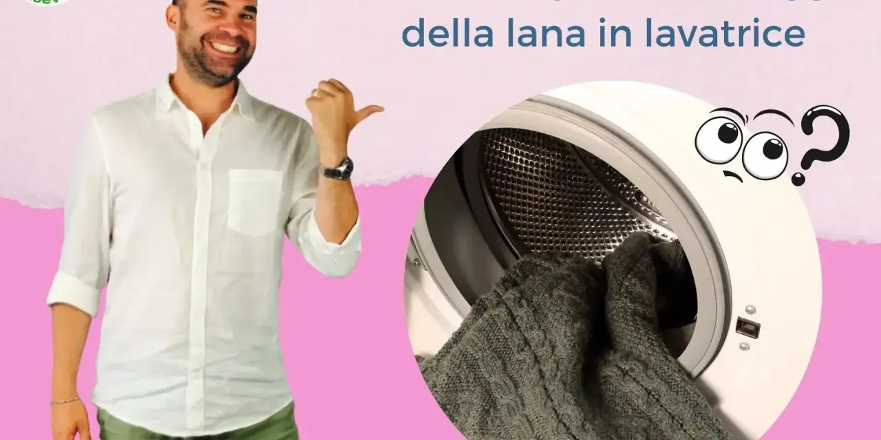Uomo sorridente indica una lavatrice con dentro un maglione di lana fredda. Guida al lavaggio in lavatrice.