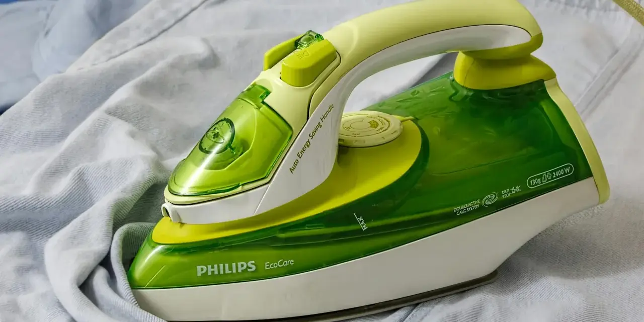 Ferro da stiro Philips EcoCare, 2400 W, pronto per stirare camicie.