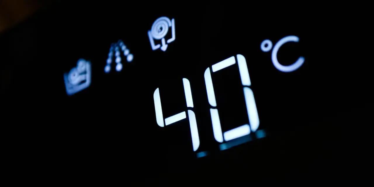 Display di una lavatrice con indicazione "40°C" e simboli di lavaggio. Ideale per capire cosa lavare a 40 gradi.