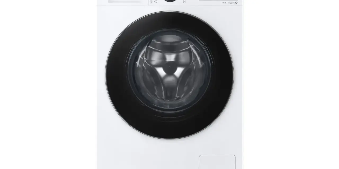 Lavatrice LG bianca con oblò nero. Il pannello comandi mostra programmi come "Allergy Care" e "Microplastic Care", evidenziando il significato di "easy care lavatrice" per una cura semplice dei capi.