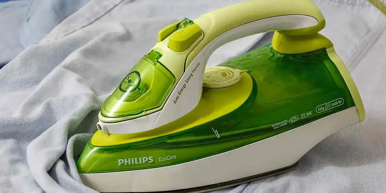 Ferro da stiro Philips EcoCare verde e giallo, pronto per stirare. L'acqua potrebbe fuoriuscire se inclinato.