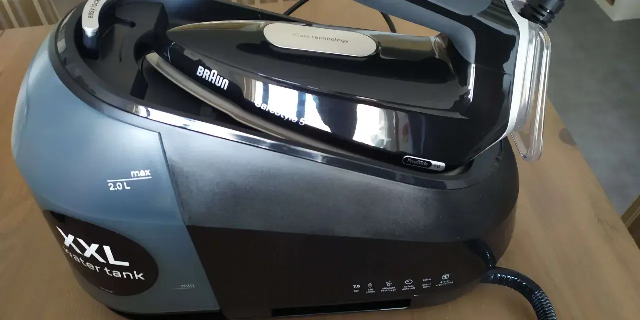 Il ferro da stiro Braun CareStyle 5 con serbatoio XXL da 2.0L è pronto per stirare.
