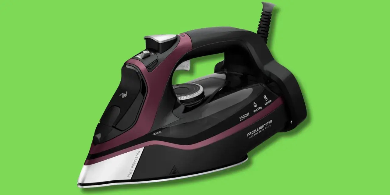 Ferro da stiro Rowenta Steamforce Plus, nero e bordeaux, con alta precisione e 2900W. Un ferro da stiro senza regolazione temperatura, ideale per stirare velocemente.