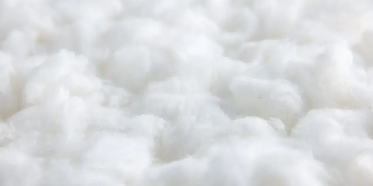 Flocchi bianchi e soffici, simili a nuvole, che evocano la morbidezza del cotone. Meglio cotone o microfibra?