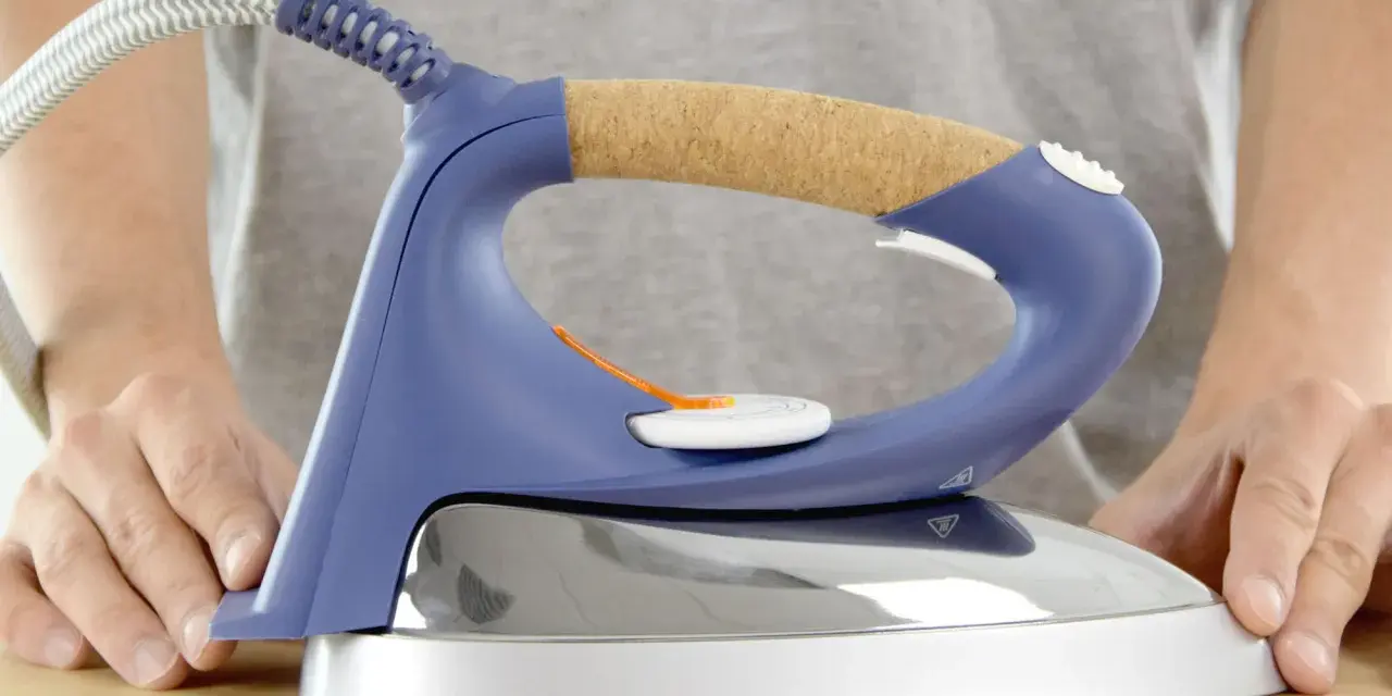 Stirare diventa un piacere con la stirella De Longhi Dual, dal design ergonomico e manico in sughero.