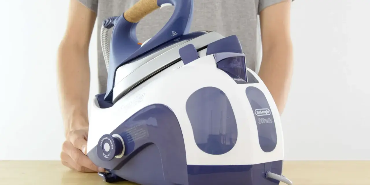 Un primo piano di un ferro da stiro a vapore DeLonghi Vaporella, con la sua base bianca e blu.