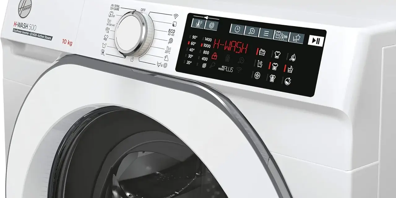 Lavatrice Hoover H-Wash 500 con display digitale che mostra i numerosi programmi di lavaggio disponibili, tra cui Eco e Total Care.