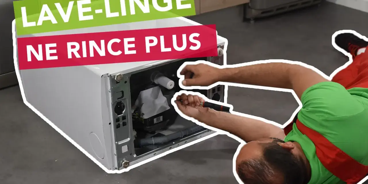 Un tecnico ripara una lavatrice che non risciacqua bene, lavorando sui componenti interni.