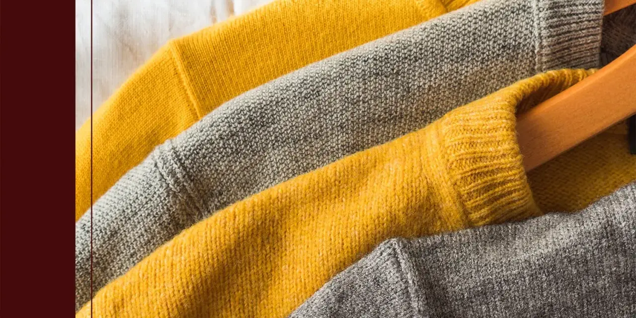 Maglioni gialli e grigi, uno più morbido dell'altro, per capire la differenza tra lana e cashmere.