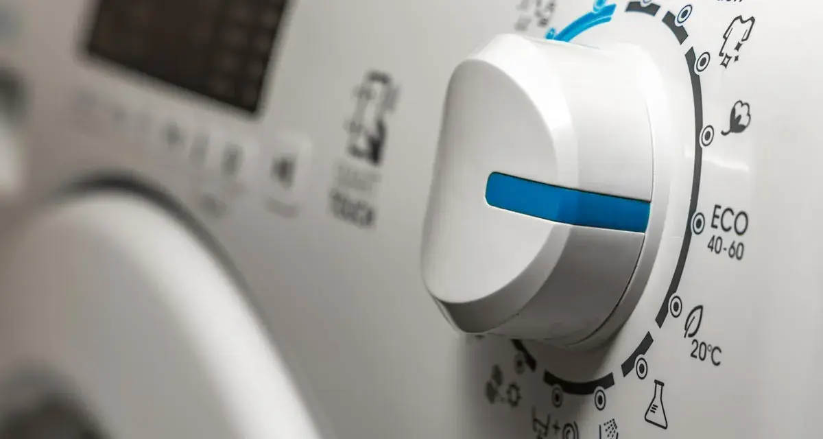 Manopola lavatrice impostata su ECO 40-60 per un lavaggio efficiente.