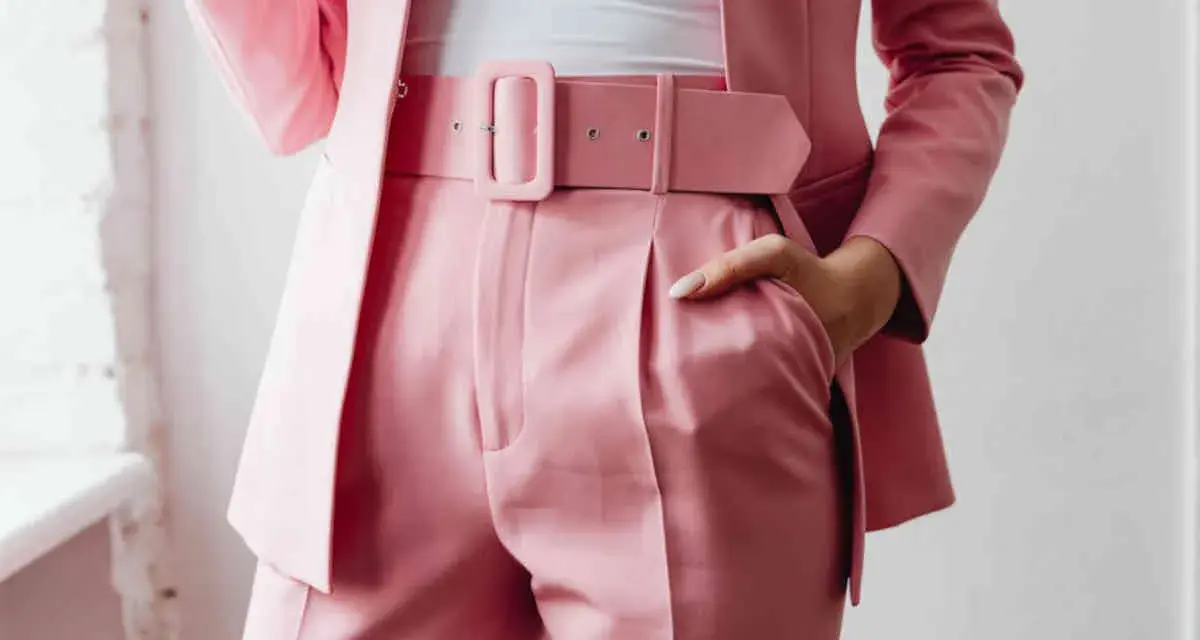 Dettaglio di un completo rosa cipria con giacca elegante e pantaloni a vita alta. La cura per lavare giacca elegante in lavatrice è fondamentale per mantenerla impeccabile.