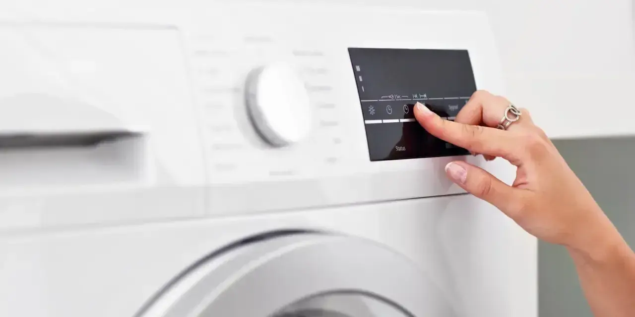Dito, un dito seleziona l'opzione "lavaggio rapido lavatrice" sul pannello di controllo.