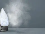 Ferro da stiro Rowenta con vapore che fuoriesce, pronto per scoprire come pulire il ferro da stiro Rowenta dal calcare.
