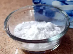 Bicarbonato in una ciotola di vetro, pronto per essere usato sui capi colorati per un bucato più brillante e fresco.