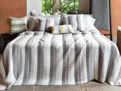 Letti a righe grigie e bianche, con cuscini coordinati. Un tocco di candeggina su lino bianco per un look fresco e moderno.