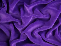 Tessuto di velluto a coste viola, morbido e drappeggiato. Scopri come lavare il velluto a coste per mantenerlo come nuovo.