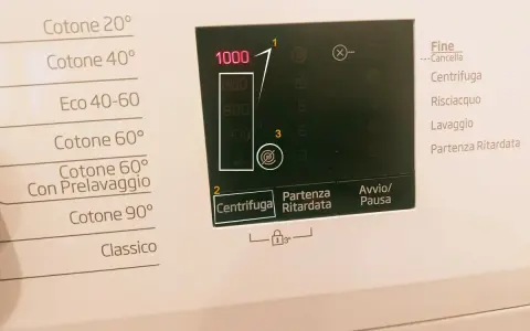 Pannello lavatrice con opzioni di lavaggio. Selezionata centrifuga a 800 giri, parte del programma scarico acqua lavatrice.