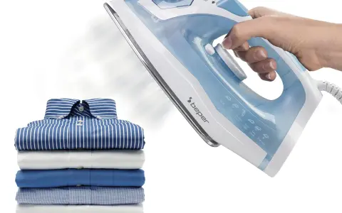 Ferro da stiro Beper in azione su camicie piegate. Le recensioni confermano la sua efficacia per stirare perfettamente.