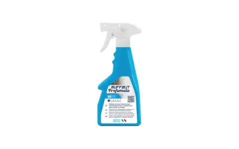 Flacone spray azzurro per rimuovere aloni e macchie nere dalle superfici. Ideale per dire addio ai pelucchi dal nero.