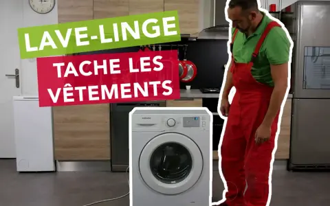 Un uomo in tuta rossa guarda una lavatrice che macchia i panni di nero.