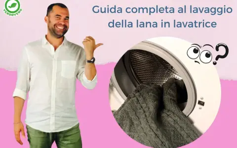 Uomo sorridente indica una lavatrice con dentro un maglione di lana fredda. Guida al lavaggio in lavatrice.