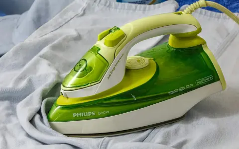 Ferro da stiro Philips EcoCare, 2400 W, pronto per stirare camicie.