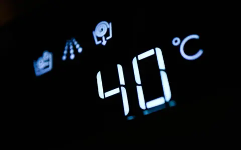 Display di una lavatrice con indicazione "40°C" e simboli di lavaggio. Ideale per capire cosa lavare a 40 gradi.