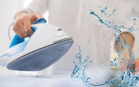 Ferro da stiro con spruzzo d'acqua. L'acqua per ferro da stiro aiuta a eliminare le pieghe dai tessuti.