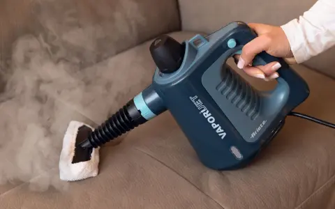 La vaporella Ariete VaporJet pulisce il divano, ma non esce vapore.