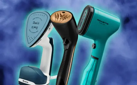 Tre apparecchi per stira camicie verticale: Ariete Duetto, uno nero con piastra dorata e un Rowenta Pure Pop turchese.