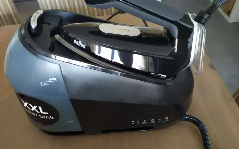Il ferro da stiro Braun CareStyle 5 con serbatoio XXL da 2.0L è pronto per stirare.
