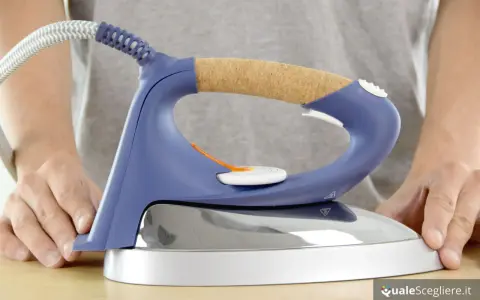 Stirare diventa un piacere con la stirella De Longhi Dual, dal design ergonomico e manico in sughero.