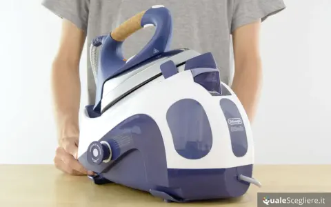 Un primo piano di un ferro da stiro a vapore DeLonghi Vaporella, con la sua base bianca e blu.