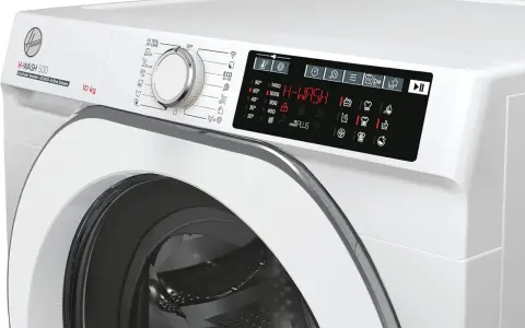Lavatrice Hoover H-Wash 500 con display digitale che mostra i numerosi programmi di lavaggio disponibili, tra cui Eco e Total Care.