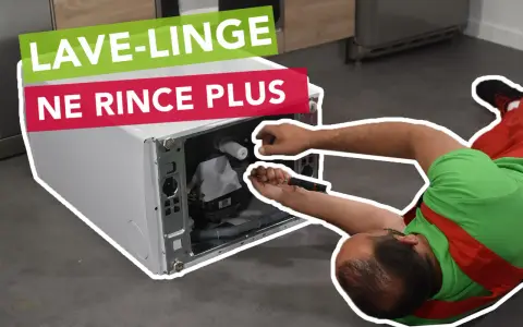 Un tecnico ripara una lavatrice che non risciacqua bene, lavorando sui componenti interni.