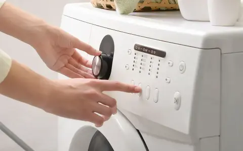 Mani impostano la lavatrice, scegliendo il programma e la velocità di rotazione per capire quanto dura la centrifuga della lavatrice.