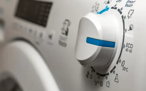 Manopola lavatrice impostata su ECO 40-60 per un lavaggio efficiente.
